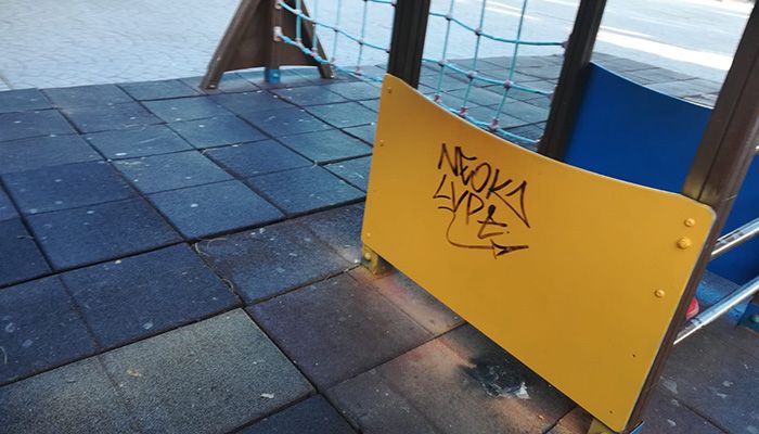 El juego de la calle La Barca, recién arreglado, ya vuelve a estar lleno de graffitis