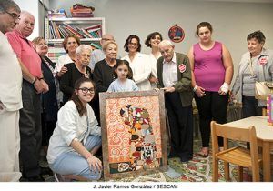 Emotivo regalo de los niños ingresados en la planta de Pediatría del Hospital de Guadalajara a los mayores de la Unidad de Día de Geriatría
