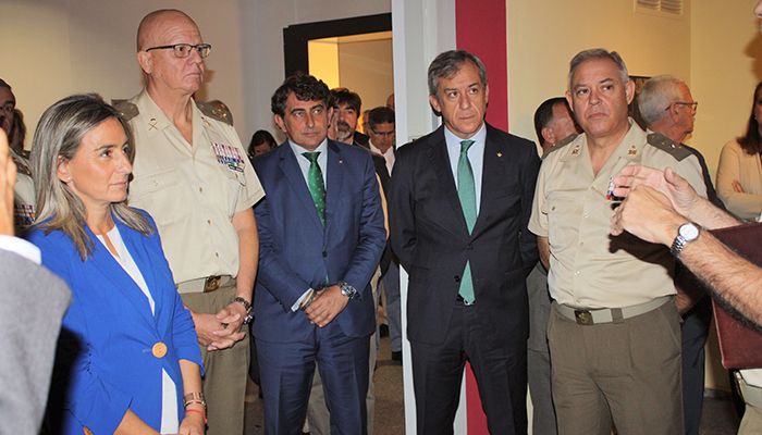 Eurocaja Rural, con la bandera de España y el Museo del Ejército