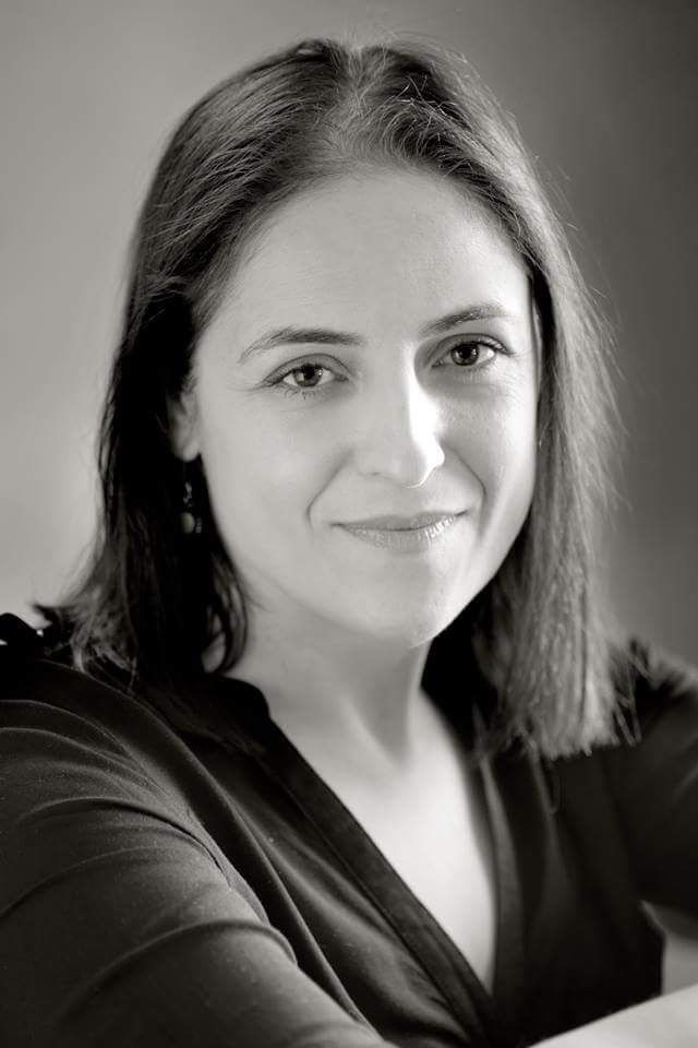 Susana Fuentes Arcos. Día de Difuntos (Relato) Desde la torre, la figura de su hermano muerto le dijo adiós. Luego se perdió para siempre entre el ocaso y la bruma.