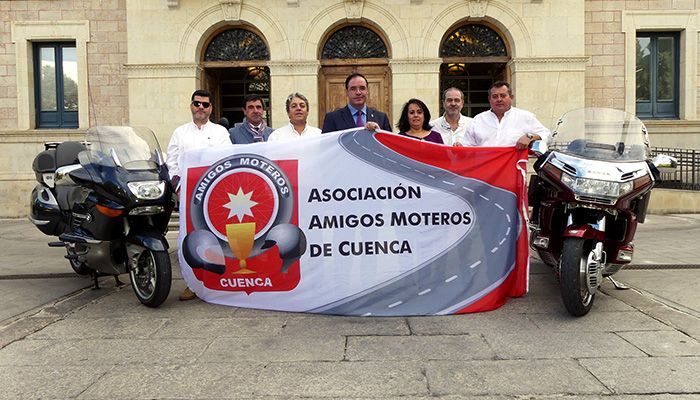 La Asociación Amigos Moteros de Cuenca agradece a Prieto su apoyo con la entrega de un Trofeo Solidario