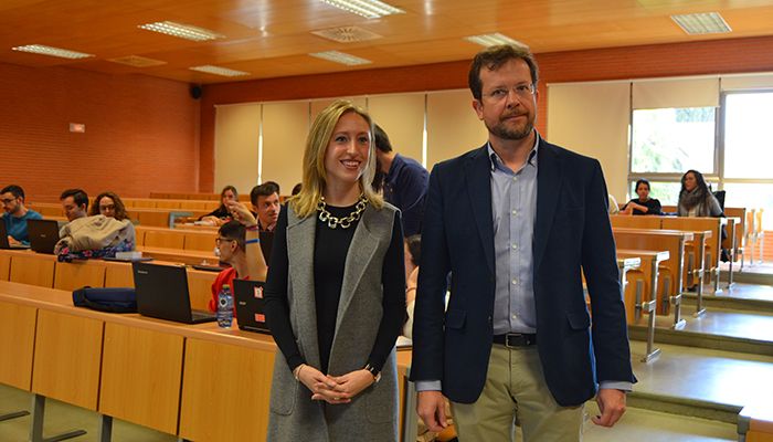 La directora general de Relaciones Institucionales anima a los universitarios a hacer oír su voz ante la Unión Europea