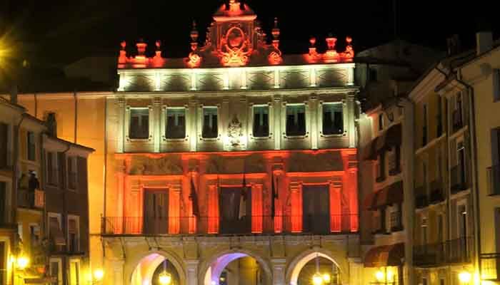 La fachada del Ayuntamiento de Cuenca y las Casas Colgadas se iluminarán con los colores de la Bandera de España