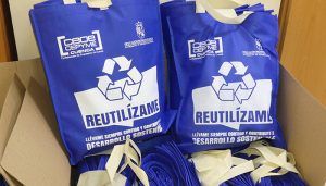 La patronal conquense distribuirá bolsas de tela entre sus asociados para reducir el uso de las de plástico