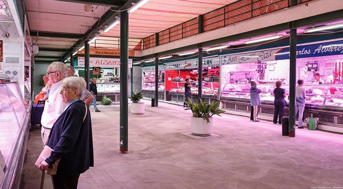 La remodelación del mercado de abastos de Guadalajara se simultanea con la actividad de sus comerciantes, cuyos puestos permanecen abiertos