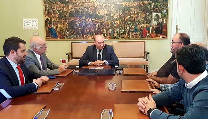 Latre firma dos convenios de colaboración de apoyo al Basket Azuqueca y al Guadalajara Basket