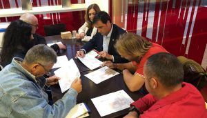 Mariscal informa a la Asociación de Vecinos del Cerro de la Horca sobre la instalación de mobiliario urbano