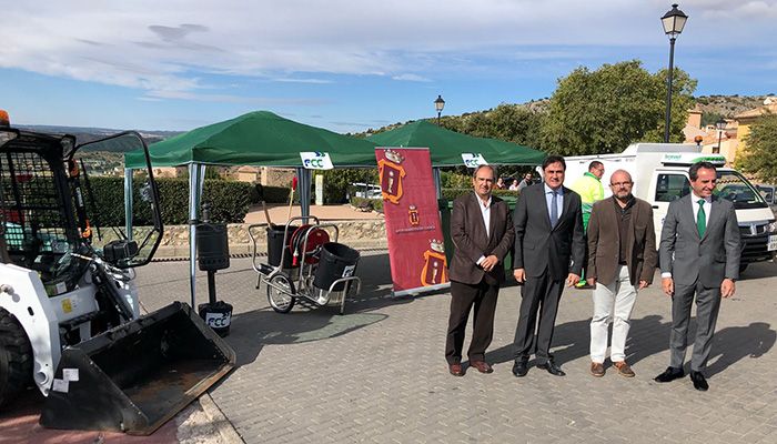Mariscal presenta 2 nuevos vehículos especiales, contenedores y utensilios de limpieza por importe de 225.000 euros