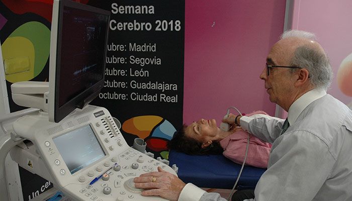 Neurólogos del Hospital dan a conocer a los vecinos de Guadalajara su salud cerebral y cómo cuidarla gracias al ‘Autobús del Cerebro’