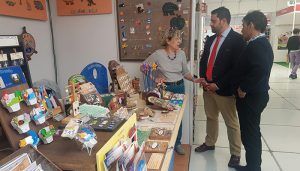 Parra visita Farcama y anima a conocer el “gran trabajo de nuestros artesanos”