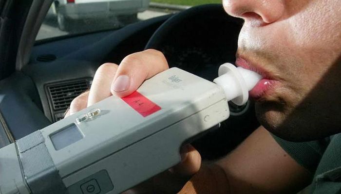 Si pensabas que lo habías visto todo.... Detenido en Guadalajara por conducir bebido después de cerrar el coche y esconderse bajo una manta