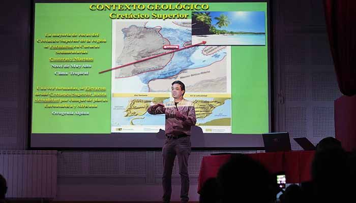 Un equipo de paleontólogos explica a los tamajoneros la importancia de los hallazgos habidos en el municipio