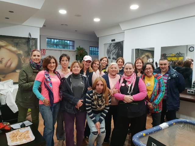 Éxito del Mercadillo Solidario organizado por las mujeres emprendedoras de la urbanización El Coto en El Casar, con motivo del Día Mundial contra el cáncer de mama