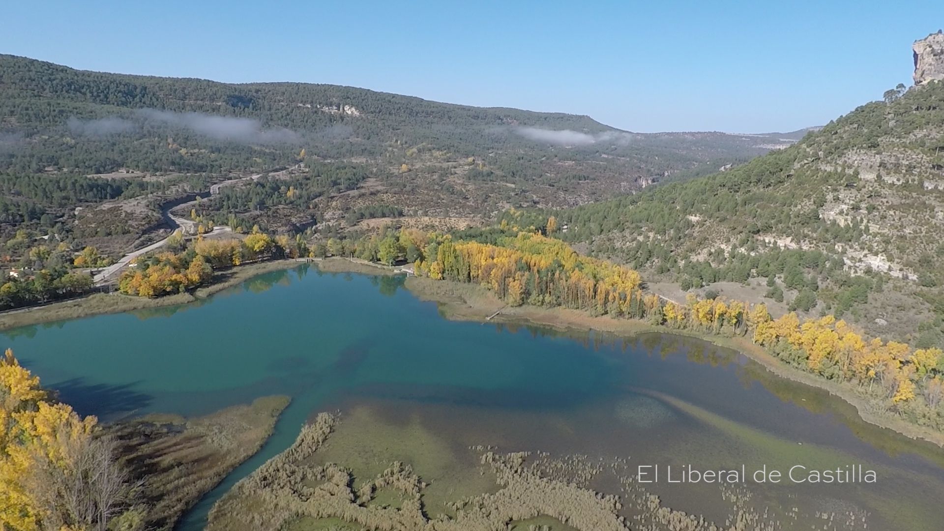La Laguna de Uña a vista de pájaro. Una bruma que se disipa en valses azules y amarillos.