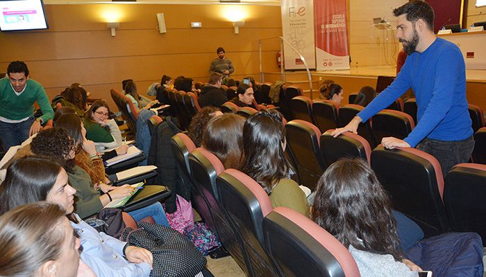 Alumnos de la Facultad de Educación de Ciudad Real aprenden herramientas para enseñar programación a los niños en el aula