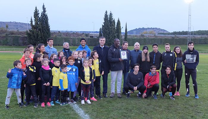 Antonio Román entrega una placa a Luis Felipe Méliz por su contribución al éxito del Mitin Internacional de Atletismo celebrado en julio