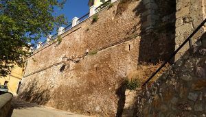 Cs Cuenca asegura que no existen informes técnicos que garanticen “que no habrá desprendimientos en el muro del Jardín de los Poetas”, tal y como afirmó Mariscal