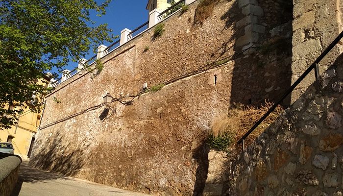 Cs Cuenca asegura que no existen informes técnicos que garanticen “que no habrá desprendimientos en el muro del Jardín de los Poetas”, tal y como afirmó Mariscal