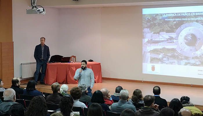 El arquitecto Juan de Dios explica en Brihuega el proceso de recuperación de las cubiertas de la Real Fábrica de Paños