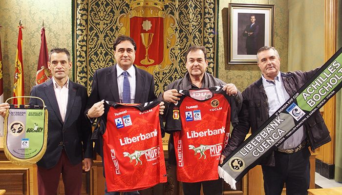 El Ayuntamiento de Cuenca acoge la presentación de la equipación europea del Balonmano Liberbank Cuenca