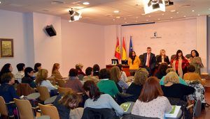 El Gobierno regional forma a 90 profesionales de las viviendas de mayores de Cuenca con objeto de continuar mejorando el servicio