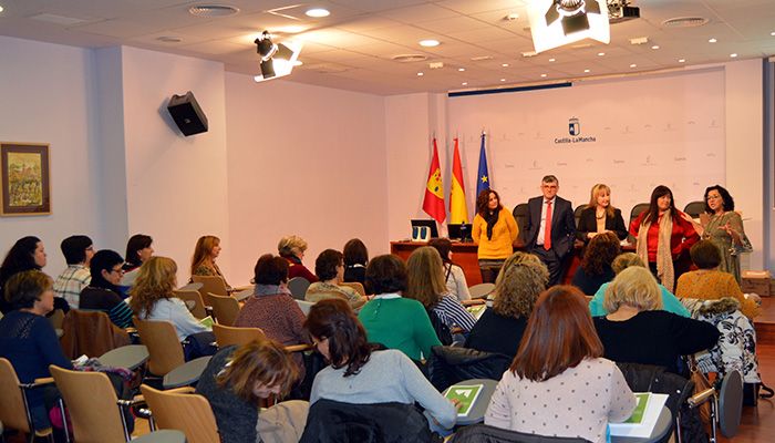 El Gobierno regional forma a 90 profesionales de las viviendas de mayores de Cuenca con objeto de continuar mejorando el servicio