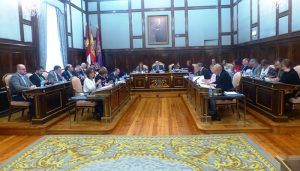 El Pleno de la Diputación de Guadalajara aprueba una propuesta para mostrar el apoyo y reivindicar la vigencia de la Constitución, que el PSOE no apoya