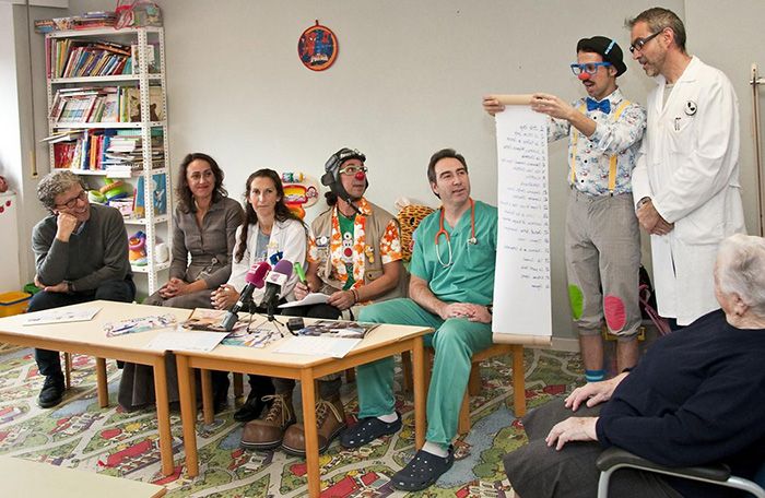 El Área Integrada de Guadalajara valora la labor desinteresada que realizan los Payapeutas, que cumplen diez años llevando sonrisas al Hospital