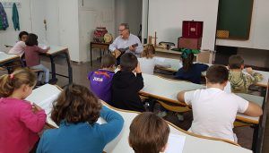 Escolares de Guadalajara participan en sesiones didácticas de instrumentos musicales y juguetes tradicionales