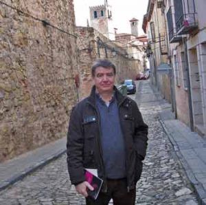 Este viernes Julio Robisco presenta en Sigüenza su último libro de poesía 'Azul y Tierra'