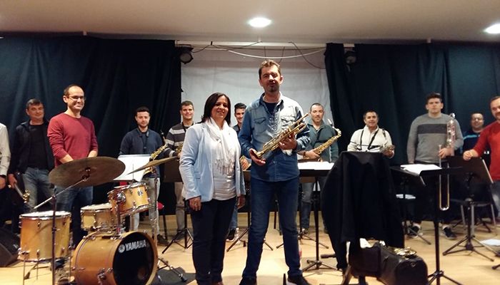 Esther Martínez asiste en la Escuela Municipal de Música al primer ensayo de la Asociación ‘Patrimonio Musical’