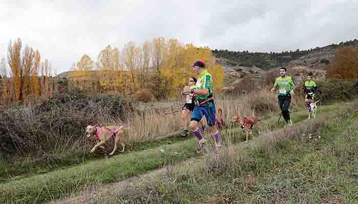 Jesús Arribas, con Urko 23´27”, y Susana Marchal, con Deva 24´39”, vencen en el III Canicross de Pareja