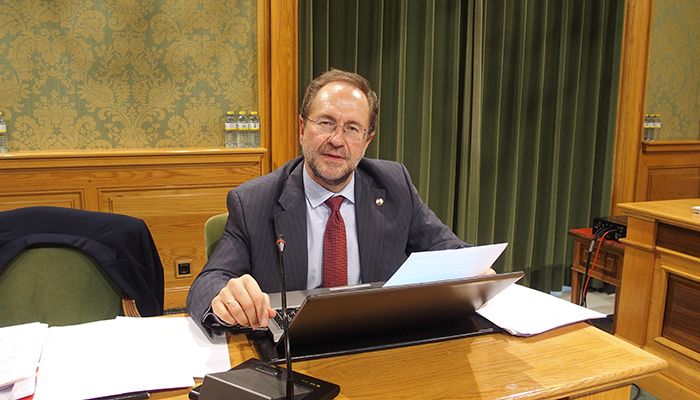 Julián Huete expone ante el Consejo Rector la necesidad de reformular el convenio de la Junta sobre el ascensor