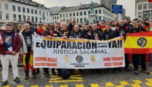 Jusapol, con presencia conquense, se concentra ante el Parlamento Europeo para reivindicar la equiparación salarial