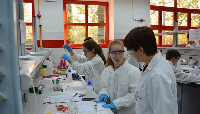 La Facultad de Químicas celebra su semana cultural con actividades dirigidas a alumnos y profesores universitarios y de Secundaria