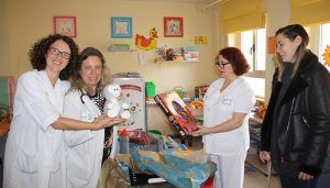La futbolista conquense Paula Sanz dona un lote de juguetes al Servicio de Pediatría del Hospital Virgen de la Luz