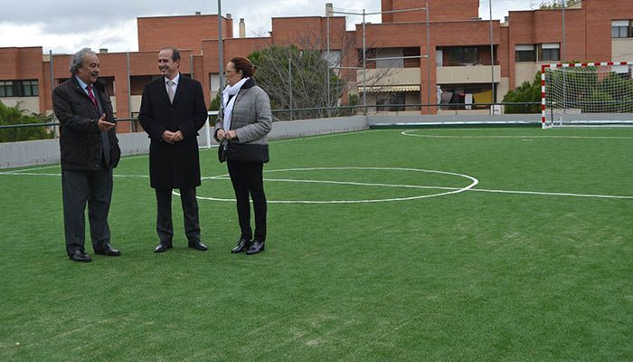 La Junta renueva las pistas deportivas de los colegios Río Henares y El Balconcillo con una inversión de 53.000 euros