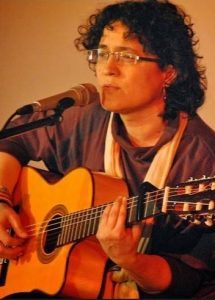 La palabra hablada y cantada se dan la mano en la primera jornada de Poesía para náufragos