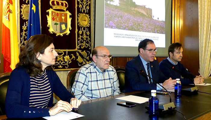 La rehabilitación del castillo de Villarejo de Fuentes permite descubrir una placa de bronce probablemente románica