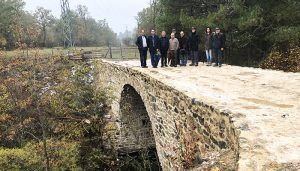 Prieto comprueba con satisfacción el buen desarrollo de las obras de rehabilitación del Puente Almagrero de Huélamo