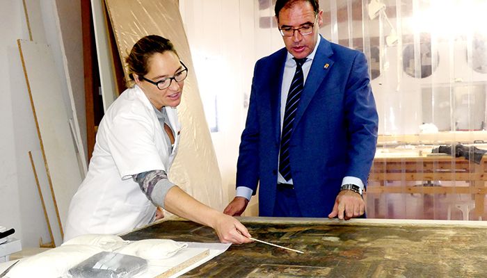 Prieto comprueba el buen ritmo de la restauración del cuadro de la infancia de Jesús de Buenache de Alarcón