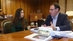 Prieto felicita a la conquense Adriana Alonso por haber ganado el I Mastercard Innovation Challenge 2018