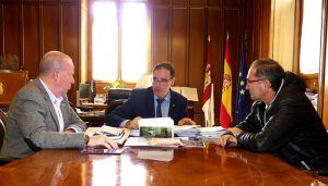 Prieto muestra la voluntad de la Diputación de apoyar a la Delegación de Cuenca de la Federación de Fútbol de C-LM en la formación de árbitros