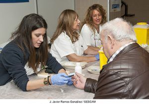 Profesionales de la sección de Endocrinología y miembros de la Asociación de Diabéticos de Guadalajara informan sobre la diabetes, su tratamiento y prevención