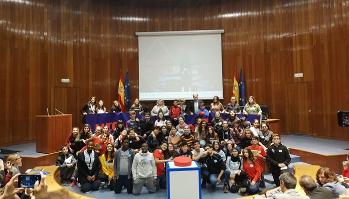 Samantha García, cibercorresponsal y consejera de Villanueva de la Torre, presenta el informe ‘Violencia Game Over’ ante la ministra María Luisa Carcedo junto a compañeras de toda España