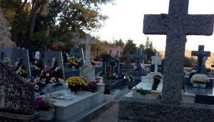 Un millar de personas se dan cita en Brihuega, en el cementerio, a la hora de los responsos para honrar a sus deudos