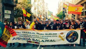 Una veintena de familiares y agentes conquenses de JUSAPOL reclaman en Barcelona la equiparación salarial