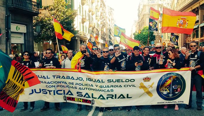 Una veintena de familiares y agentes conquenses de JUSAPOL reclaman en Barcelona la equiparación salarial