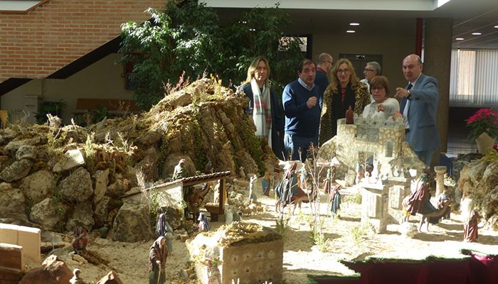 Latre inaugura el Belén del Centro San José resaltando la gran tradición belenista en Guadalajara