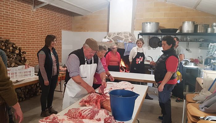Tamajón revive la fiesta de la matanza del cerdo